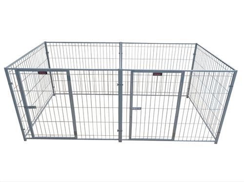   Dieses Freilaufgitter ist geeignet f&uuml;r Kleintiere. Es ist stabil verschraubt, um ein Ausbrechen der Tiere verhindern zu k&ouml;nnen.   
   Besonderheit hierzu : Zwei einzelne T&uuml;ren und einem Zwischengitter, damit die Tiere getrennt gehalten werden k&ouml;nnen.    
   Das Gitter kann au&szlig;erdem an den   Verschraubungen auseinander gebaut werden. Somit k&ouml;nnen Sie den Freilauf   ganz einfach von Ort zu Ort transportieren. Selbst in zusammen  gebauter  Form ist es nicht zu gro&szlig; und zu schwer um es an einen anderen  Platz zu  tragen.  
  Sieben Gitter mit Verschraubungen incl. Trenngitter und zwei eingebauter T&uuml;ren (44x76cm)   